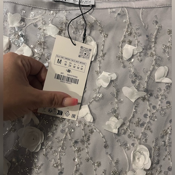 New with tags, ZARA Skirt with sequin appliqué and structured flowers. - Picture 6 of 9